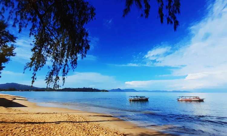 Pantai Pandan Surga Tersembunyi di Indonesia